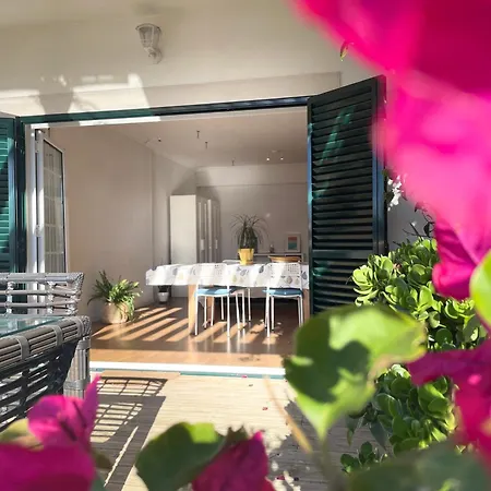 Semesterbostad La House Relax, Sea & Fun